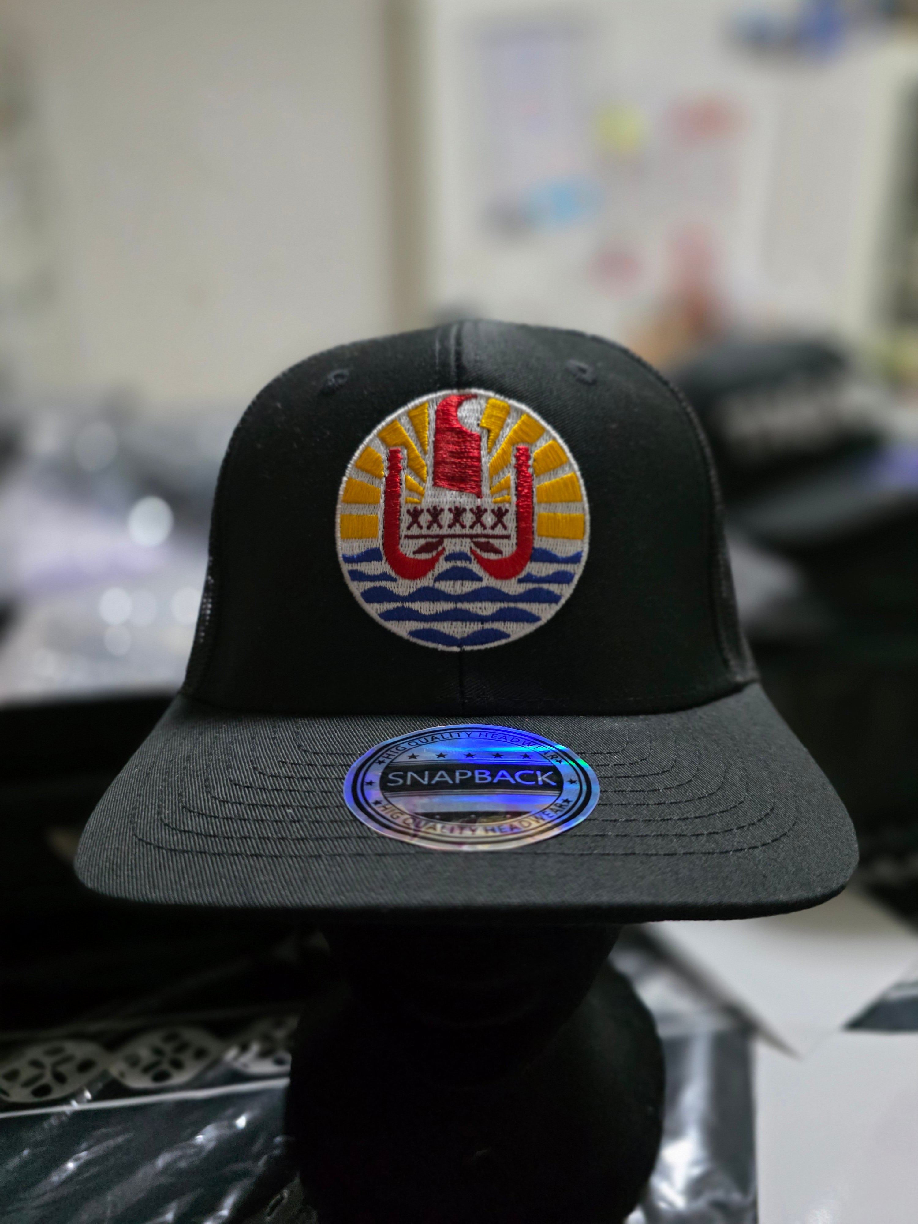 Casquette trucker noir avec filet motif Tahiti.