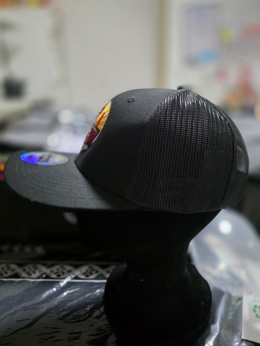 Casquette trucker noir avec filet motif pacifika