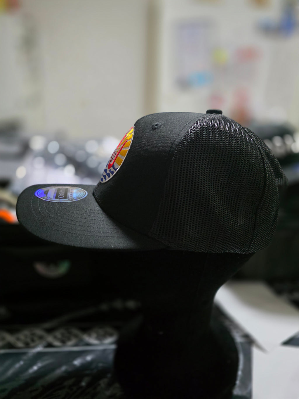 Casquette trucker noir avec filet motif Tahiti.