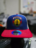 Casquette trucker bleu et rouge avec filet blanc motif Kanaky.