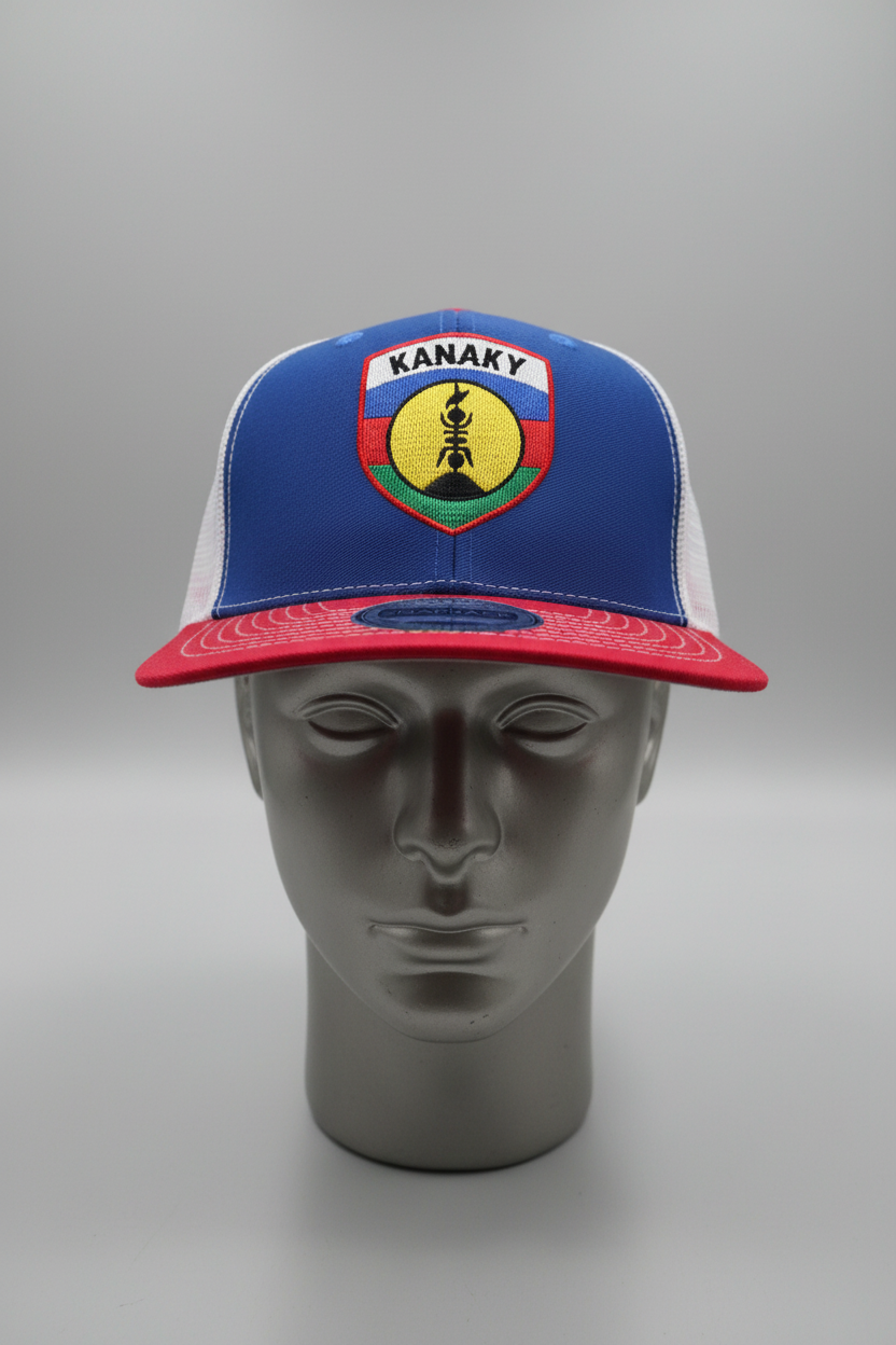 Casquette trucker bleu et rouge avec filet blanc motif Kanaky.