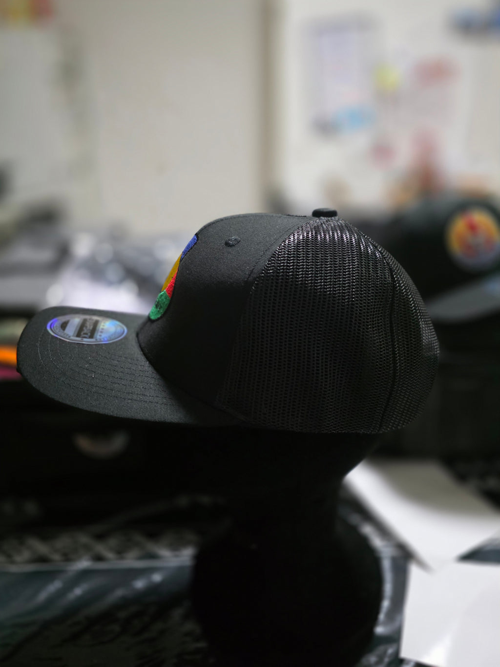 Casquette trucker noir avec filet motif Kanaky.